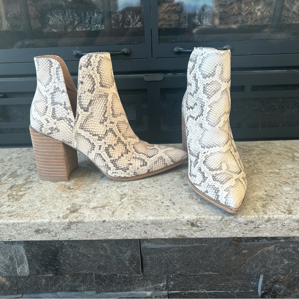 Steve Madden “Kaylah” Snakeskin Pointed Toe Boots
